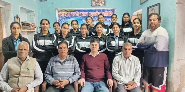 मास्टर बच्ची क्लब में गर्ल्स खिलाड़ियों को ट्रैकशूट वितरित, जल्द होगा राज्य स्तरीय टूर्नामेंट