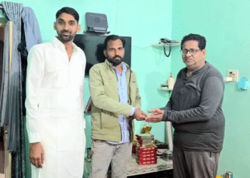 लूणकरणसर: सड़क पर मिली रिंग को उसके मालिक तक पहुँचाकर कमल रैगर ने पेश की ईमानदारी की मिसाल