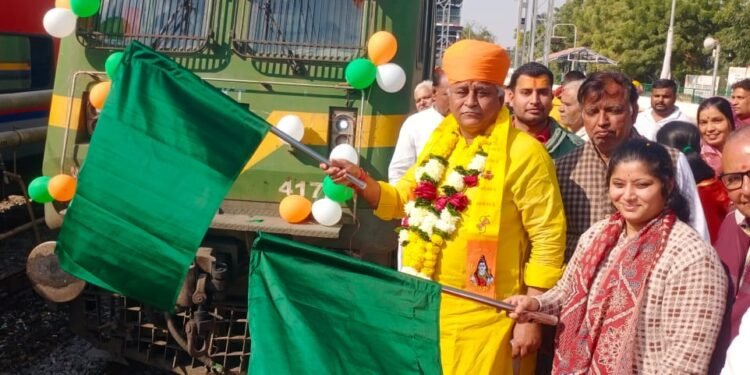 बीकानेर से गंगासागर तीर्थ यात्रा शुरू, विधायक जेठानंद व्यास ने दिखाई हरी झंडी