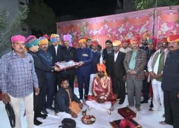 वर पक्ष ने दहेज में दिए गए रूपए को ससम्मान वधु पक्ष को लोटाकर दिया समाज में अच्छा संदेह