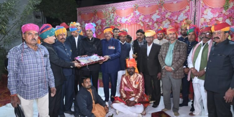 वर पक्ष ने दहेज में दिए गए रूपए को ससम्मान वधु पक्ष को लोटाकर दिया समाज में अच्छा संदेह