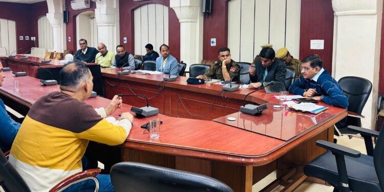 SC/ST अत्याचार निवारण समिति की बैठक: 130 पीड़ितों को 112.50 लाख की सहायता, 67 लंबित प्रकरणों के त्वरित निस्तारण के निर्देश