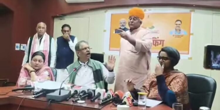 बीकानेर बैठक में हंगामा, पत्रकारों के सवाल पर आगबबूला हुए विधायक…पढ़े पूरी खबर