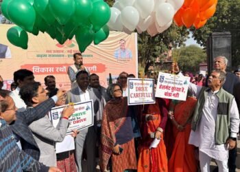 सड़क सुरक्षा पखवाड़ा: प्रभारी मंत्री ने जनचेतना रैली को दिखाई हरी झंडी, दिव्यांगजनों को बांटे हेलमेट
