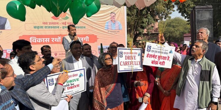 सड़क सुरक्षा पखवाड़ा: प्रभारी मंत्री ने जनचेतना रैली को दिखाई हरी झंडी, दिव्यांगजनों को बांटे हेलमेट