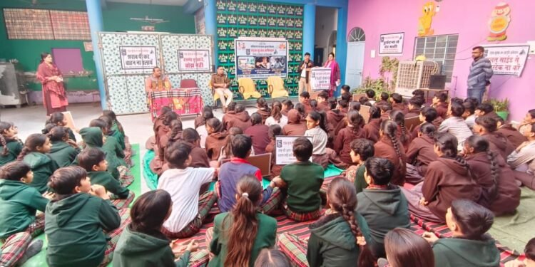 राज्य सरकार के दो वर्ष पूर्ण होने के अवसर पर चल रहे रोड सेफ्टी कार्यक्रम के अंतर्गत एलसीपीएस इंग्लिश मीडियम स्कूल में सेमिनार आयोजित