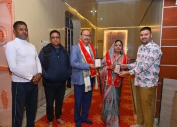 राजस्थान की स्वर कोकिला सीमा मिश्रा ने बजंरग धोरा धाम में धोक लगाई और हनुमान जी महाराज से आर्शीवाद लिया