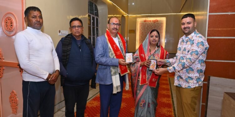 राजस्थान की स्वर कोकिला सीमा मिश्रा ने बजंरग धोरा धाम में धोक लगाई और हनुमान जी महाराज से आर्शीवाद लिया