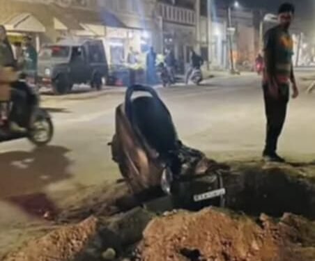 बीकानेर: गंगाशहर में केबल कार्य की लापरवाही, गड्ढे में गिरा बाइक सवार हुआ घायल