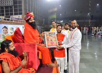 युवा भारत पतंजलि योग समिति बीकानेर की टीम ने पतंजलि योगपीठ में योग गुरु स्वामी रामदेव जी महाराज को राजस्थानी साफा पहनाकर व धार्मिक प्रतीक चित्र भेंट कर अभिनन्दन किया 