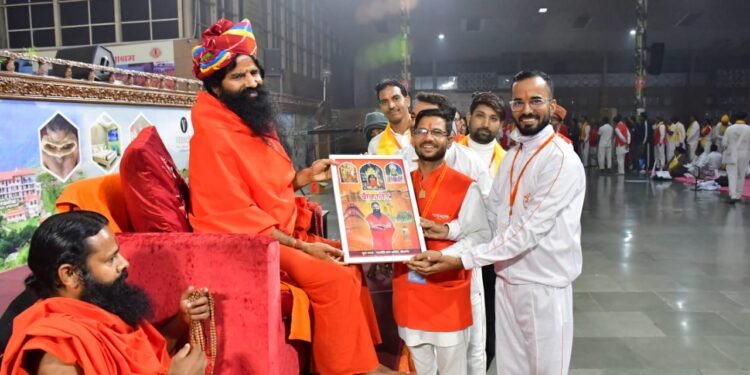 युवा भारत पतंजलि योग समिति बीकानेर की टीम ने पतंजलि योगपीठ में योग गुरु स्वामी रामदेव जी महाराज को राजस्थानी साफा पहनाकर व धार्मिक प्रतीक चित्र भेंट कर अभिनन्दन किया 