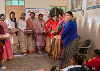 महिला पतंजलि योग समिति बीकानेर द्वारा शिक्षिकाओं को स्वेटर वितरण