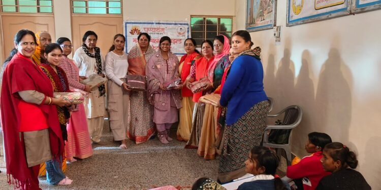 महिला पतंजलि योग समिति बीकानेर द्वारा शिक्षिकाओं को स्वेटर वितरण