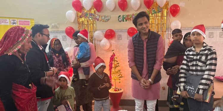 कैंसर पीड़ित बच्चों के साथ क्रिसमस मनाकर भावुक हुए युवा नेता मुदित खजांची