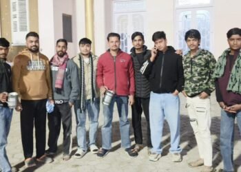 KFC ग्रुप के युवाओं का सेवा कार्य स्वानो को पीला रहे दूध- ब्रेड का घोल