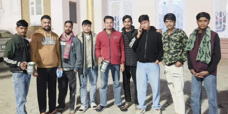 KFC ग्रुप के युवाओं का सेवा कार्य स्वानो को पीला रहे दूध- ब्रेड का घोल