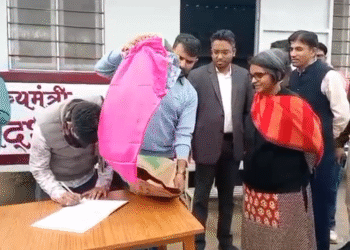 जिला कलेक्टर नम्रता वृष्णि ने मुख्यमंत्री सद्भावना केंद्र में किए गर्म कपड़ों का दान