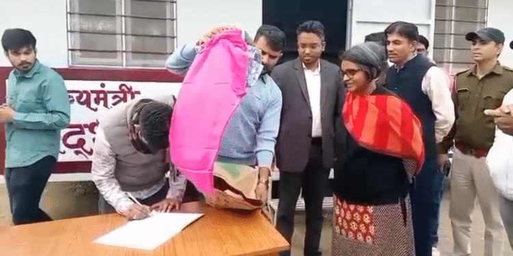 जिला कलेक्टर नम्रता वृष्णि ने मुख्यमंत्री सद्भावना केंद्र में किए गर्म कपड़ों का दान