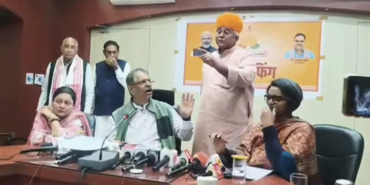बीकानेर बैठक में हंगामा, पत्रकारों के सवाल पर आगबबूला हुए विधायक…पढ़े पूरी खबर