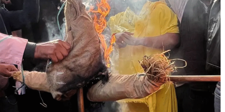 बीकानेर में बांग्लादेश में हिंदू युवक की हत्या के विरोध में प्रदर्शन, जलाया पुतला