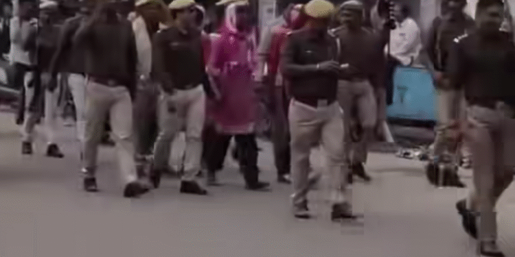 बीकानेर पुलिस का अपराधियों पर शिकंजा, कोटगेट क्षेत्र में पांच आदतन बदमाशों का निकाला सार्वजनिक जुलूस