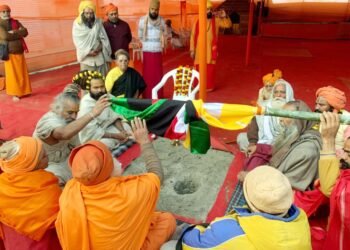 प्रयागराज माघ मेले में महात्यागी नगर खालसा बीकानेर वाले का हुआ शुभारम्भ, पूज्य गुरु महाराज श्री रामदास जी महाराज ने किया ध्वज पूजन