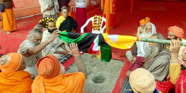 प्रयागराज माघ मेले में महात्यागी नगर खालसा बीकानेर वाले का हुआ शुभारम्भ, पूज्य गुरु महाराज श्री रामदास जी महाराज ने किया ध्वज पूजन