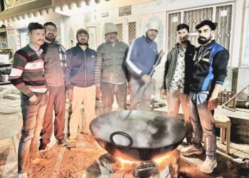 मल मास में सेवा की अनूठी मिसाल, मकर संक्रांति की पूर्व संध्या पर गौमाता व पशुओं के लिए गुड़ की लापसी का वितरण