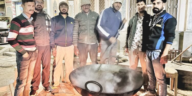 मल मास में सेवा की अनूठी मिसाल, मकर संक्रांति की पूर्व संध्या पर गौमाता व पशुओं के लिए गुड़ की लापसी का वितरण