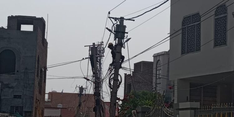 बिजली चोरी रोकने के लिए पुलिस की मदद से बीकेईएसएल ने की कार्रवाई