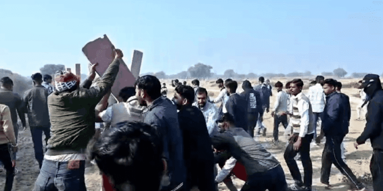 बीकानेर: भीनासर गोचर भूमि से ग्रामीणों ने हटाए अवैध कब्जे, प्रशासन की निष्क्रियता पर उठे सवाल