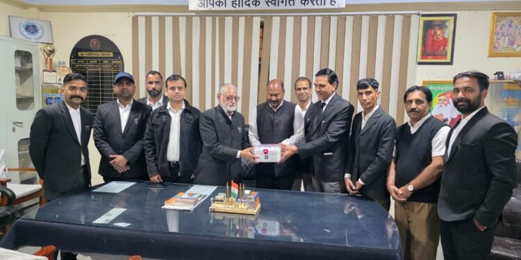 बार एसोसिएशन को सौंपी मेडिकल किट, प्राथमिक उपचार की दवाई 24 घंटे रहेगी उपलब्ध।*