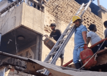 बीकानेर: केईएम रोड स्थित अग्रवाल नमकीन भंडार में भीषण आग, ऊपरी मंजिल पर मची अफरा-तफरी