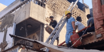 बीकानेर: केईएम रोड स्थित अग्रवाल नमकीन भंडार में भीषण आग, ऊपरी मंजिल पर मची अफरा-तफरी