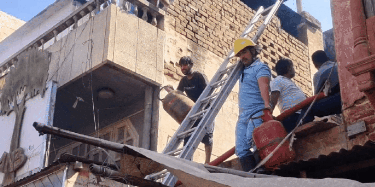 बीकानेर: केईएम रोड स्थित अग्रवाल नमकीन भंडार में भीषण आग, ऊपरी मंजिल पर मची अफरा-तफरी