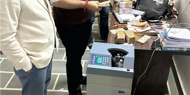 938% आय से अधिक संपत्ति: कनिष्ठ सहायक के ठिकानों पर एसीबी का बड़ा छापा