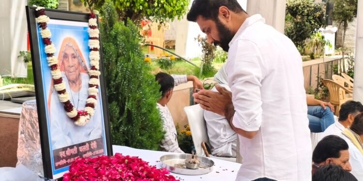 नेता प्रतिपक्ष टीकाराम जूली की माताजी को कांग्रेस नेता रोहित गहलोत ने दी श्रद्धांजलि