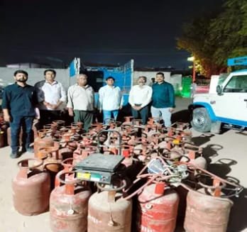 बीकानेर: अवैध गैस रिफिलिंग पर छापा, 56 घरेलू LPG सिलेंडर और बोलेरो पिकअप जब्त
