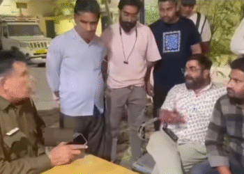 बीकानेर में कैफे संचालक से पुलिसकर्मियों की मारपीट का आरोप, नयाशहर थाने के बाहर लोगों का हंगामा