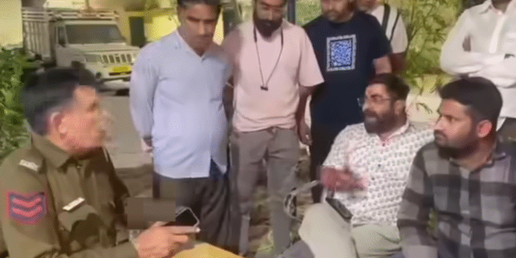 बीकानेर में कैफे संचालक से पुलिसकर्मियों की मारपीट का आरोप, नयाशहर थाने के बाहर लोगों का हंगामा