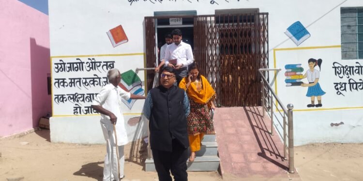 सेरूणा ग्राम पंचायत में कलेक्टर निशांत जैन का दौरा, लाइब्रेरी नवाचार की सराहना