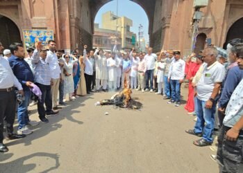 नीट पेपर लीक के विरोध में बीकानेर कांग्रेस का प्रदर्शन, धर्मेंद्र प्रधान का पुतला दहन