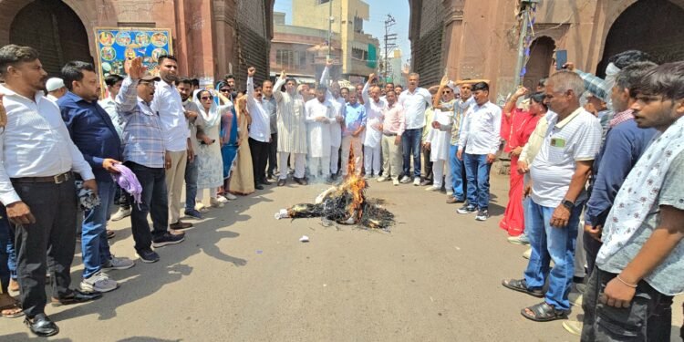 नीट पेपर लीक के विरोध में बीकानेर कांग्रेस का प्रदर्शन, धर्मेंद्र प्रधान का पुतला दहन
