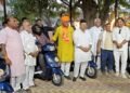 विधायक जेठानंद व्यास ने विधायक निधि से दिव्यांगजनों को दी स्कूटी