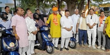 विधायक जेठानंद व्यास ने विधायक निधि से दिव्यांगजनों को दी स्कूटी