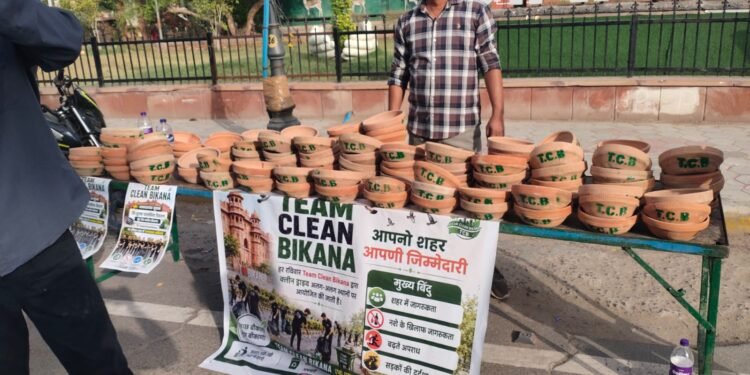 भीषण गर्मी में परिंदों के लिए आगे आई TEAM CLEAN BIKANA, निःशुल्क बांटे पाल्सिये