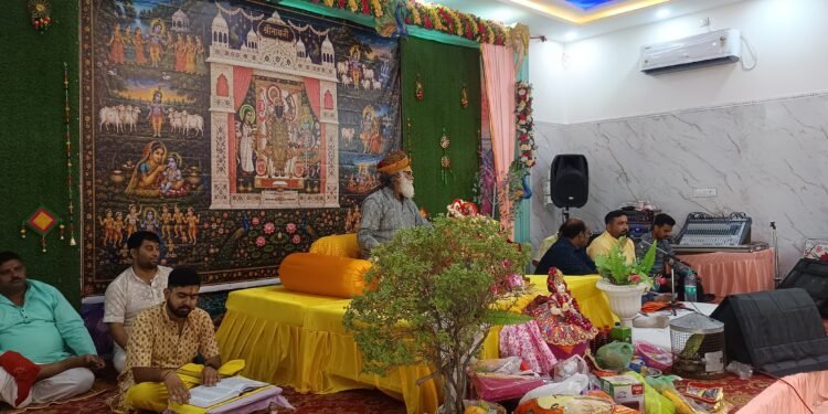 अधिक मास में गूंजे भक्ति के स्वर, कथा स्थल पर उमड़ी श्रद्धालुओं की भीड़