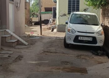 गलियों में वाहनों के खड़े होने और वाटर सप्लाई संचालन को लेकर स्थानीय लोगों ने जताई नाराजगी