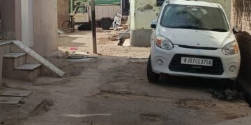 गलियों में वाहनों के खड़े होने और वाटर सप्लाई संचालन को लेकर स्थानीय लोगों ने जताई नाराजगी