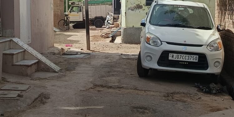 गलियों में वाहनों के खड़े होने और वाटर सप्लाई संचालन को लेकर स्थानीय लोगों ने जताई नाराजगी